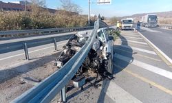 Bilecik'te kontrolden çıkan otomobil bariyerlere çarptı: 6 yaralı