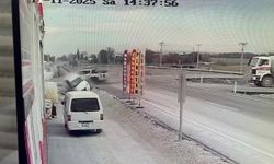 Alpu Yolundaki kaza anı kameraya yansıdı