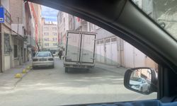 Sağa doğru eğik kamyon trafikte tedirginlik yarattı