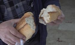 Aldığı ekmeğin içinden poşet parçası çıktı