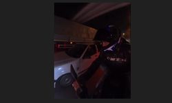 Motosiklete yandan çarpan araç yoluna bir şey olmamış gibi devam etti