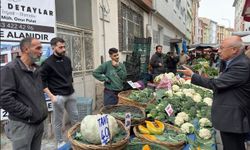 CHP’li Çakırözer Pazartesi pazarında esnafı vatandaşı dinledi