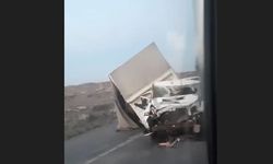 Kontrolden çıkan kamyon refüje çarptı: 1 yaralı