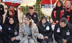 Bilecikli şehidin evinde helallik alınırken kardeşi abisinin üniformasını giydi