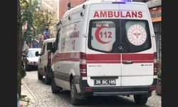 Ters yönden gelen plakasız otomobil ambulansın ilerlemesini engelledi