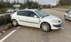 Otomobilin refüjde çarptığı kadınlara karşıdan gelen otomobil de çarptı: 1 ölü 1 yaralı