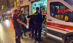 Motosiklet önce yayaya sonra otomobile çarptı: 2 yaralı