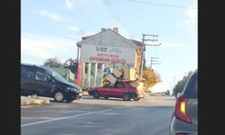 Koltuk takımını otomobiline yükleyen sürücü tehlike saçtı