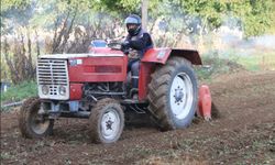 Mehmet Amca yeni yönetmeliğe göre hazırlanıp tarlasını sürdü