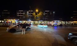 Araca yandan çarpan motosikletli yaralandı