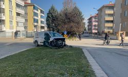 İki aracın hurdaya döndüğü kaza kameraya yansıdı