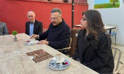 Vali Aksoy işitme engelli genç girişimci kadının kafesinde sabah kahvesini içti