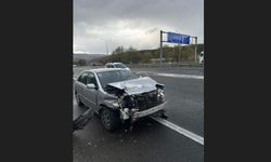 Bilecik'te otomobil beton bariyerlere çarptı: 2 yaralı