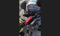 Aracın altında sıkışan motosiklet böyle çıkarıldı
