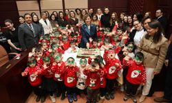 Miniklerden Başkan Ünlüce’ye Yeni Yıl Sürprizi