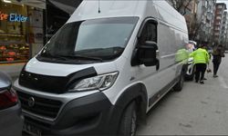 Kamyonet sol şeritte taksiden inen kadının ayağını ezdi