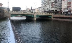 Buz tutan Porsuk Çayında kartpostallık görüntüler