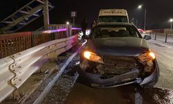 Köprüde kayan otomobil önce servis aracına ardından bariyerlere çarptı