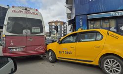 Taksi dönüş yapan dolmuşa çarptı