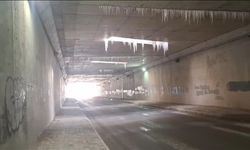 Altgeçitteki buz sarkıtları sürücüleri tedirgin ediyor