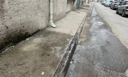 Klima suyu kaldırımı buz pistine çevirdi