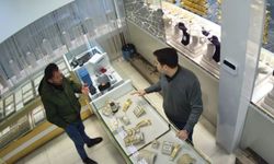 Sahte bilezikleri verip pazarlıkla fazla altın almak isterken yakalandı