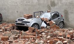 Metruk binanın çatı duvarı otoparka devrildi