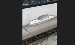 Aynı sokak üzerinden beş aracın camlarını kırıp hırsızlık yaptılar