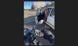 Caddeye kontrolsüz çıkan araca çarpmaktan kıl payı kurtuldu