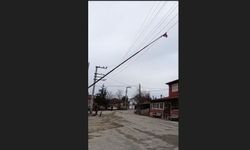 Seyitgazi'de dev bayrak direği elektrik tellerinin üzerine devrildi