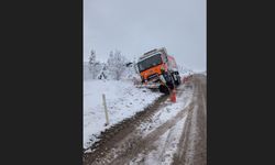 Mihalıççık'ta kar küreme aracı yoldan çıktı