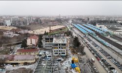 Tonlarca yükü metrelerce yükseklikte adeta iğne deliğinden geçiriyorlar