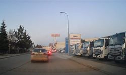 Trafikten kaçmak için kaldırımı yol yaptı