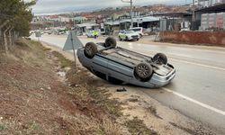 Kaygan yolda takla atan araçtaki 2 kişi yaralandı