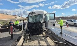 Tır yönlendirme tabelasına çarptı: 1 yaralı