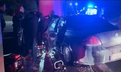 Kontrolden çıkan otomobil köprünün kolonuna saplandı