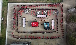 Öğrenciler 103 Türk Bayrağı Açarak Cumhuriyeti Selamladı