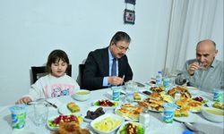 Vali Yılmaz iftarda vatandaşın evine konuk oldu