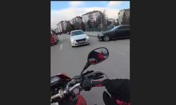 Caddede ters yöne giren otomobil trafiği tehlikeye attı