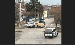 Eskişehir'de yol çöktü: 2 araç battı