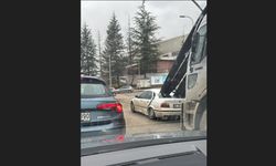 Kamyondaki demirler önündeki araca ok gibi saplandı