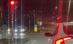 Eskişehir’de raylarda ilerleyen otomobil tehlikeye davetiye çıkardı