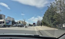 Seyir halindeki kamyonetten beyaz eşya düştü