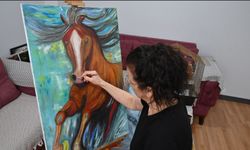 Ressamı depremde elinde tuttuğu fırça hayata bağladı