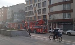 Bacada çıkan yangın caddeyi dumanla kapladı