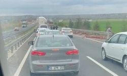 Tırda yüklü olan profil demirler yola savruldu arkadaki araç zarar gördü