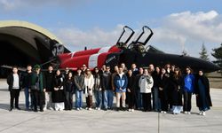 Gençler kışlada Mehmetçikle omuz omuza bir gün geçirdi