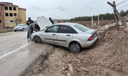 Kontrolden çıkan otomobil yol kenarına savruldu: 3 yaralı