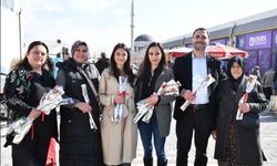 Başkan Karabacak Kadınlara 1000 Çiçek Dağıttı