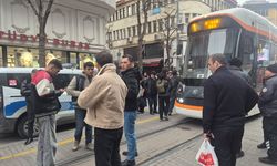 Eskişehir'de tramvayın çarptığı yaşlı adam yaralandı